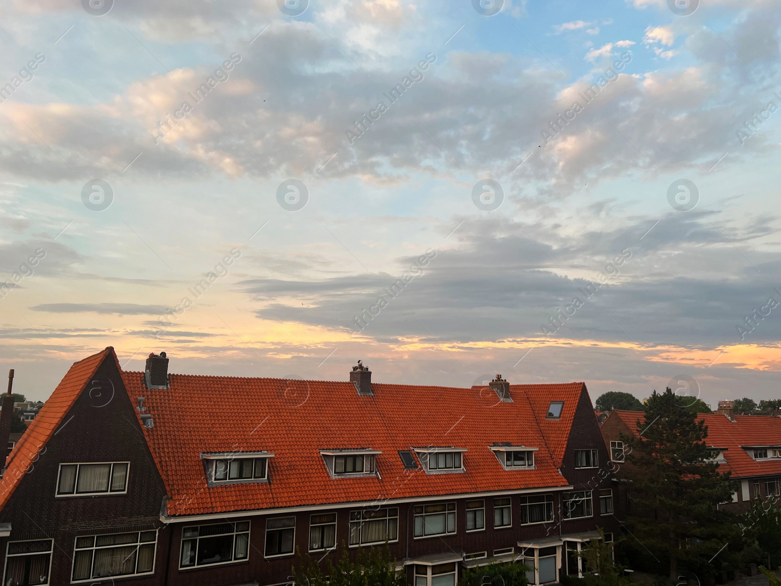 Photo of Beautiful view of cloudy sky over city in evening