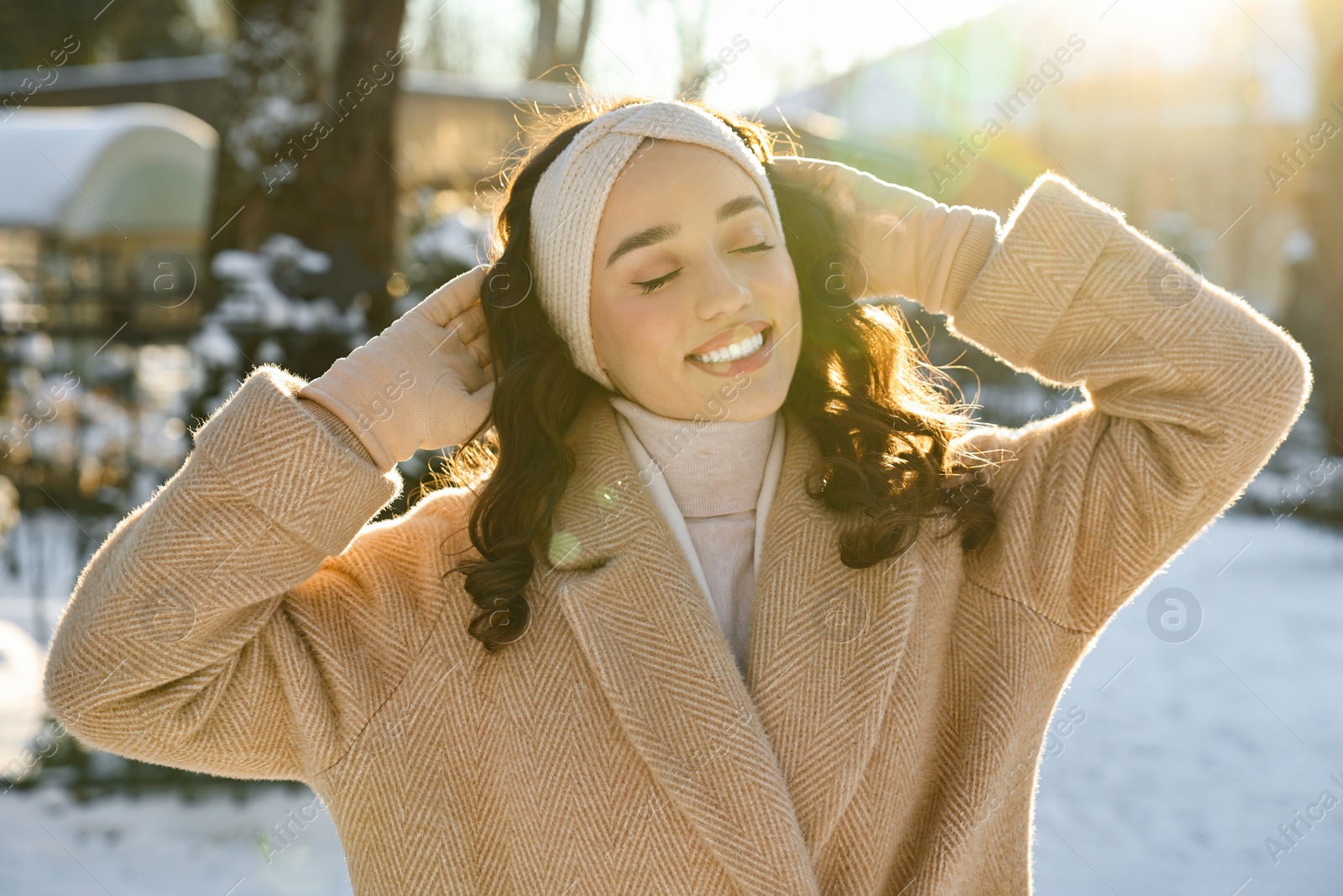 Photo of Portrait of smiling woman in winter snowy park