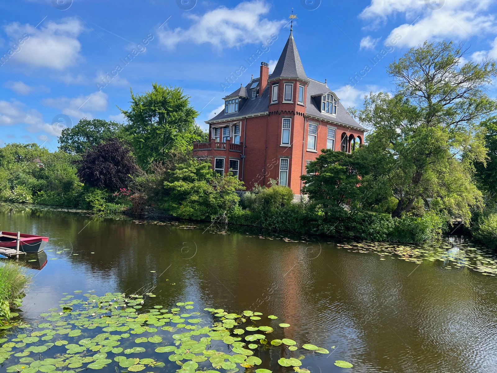 Photo of Beautiful view of house near river on sunny day