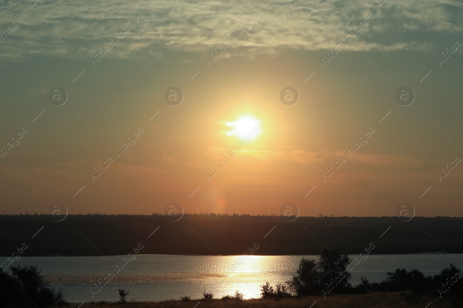Photo of Picturesque view of beautiful cloudy sky over river at sunrise