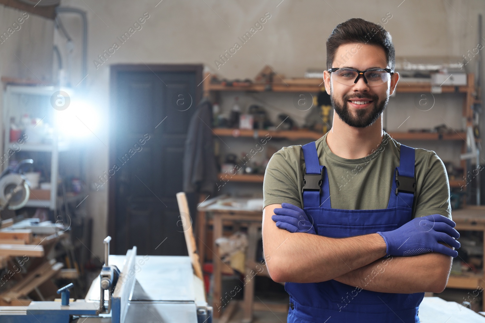 Photo of Portrait of professional male carpenter in workshop