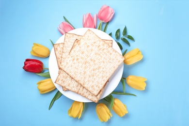 Photo of Composition with matzo and flowers on color background, top view. Passover (Pesach) Seder