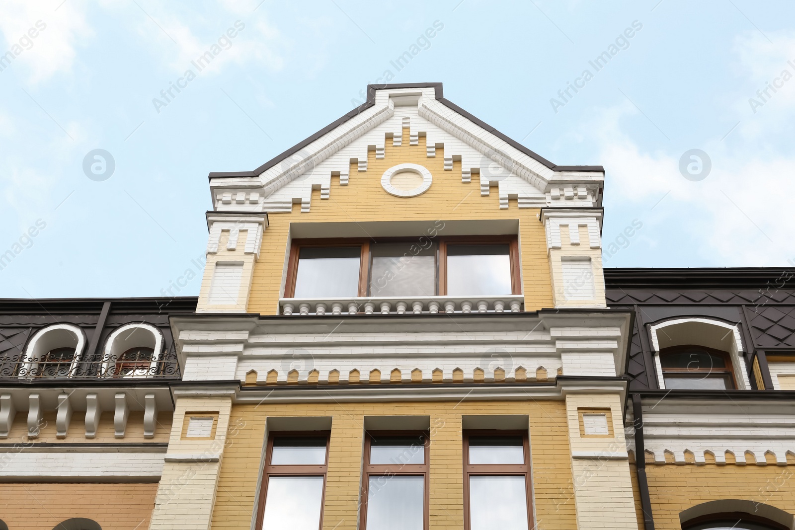 Photo of Beautiful building against blue sky, low angle view