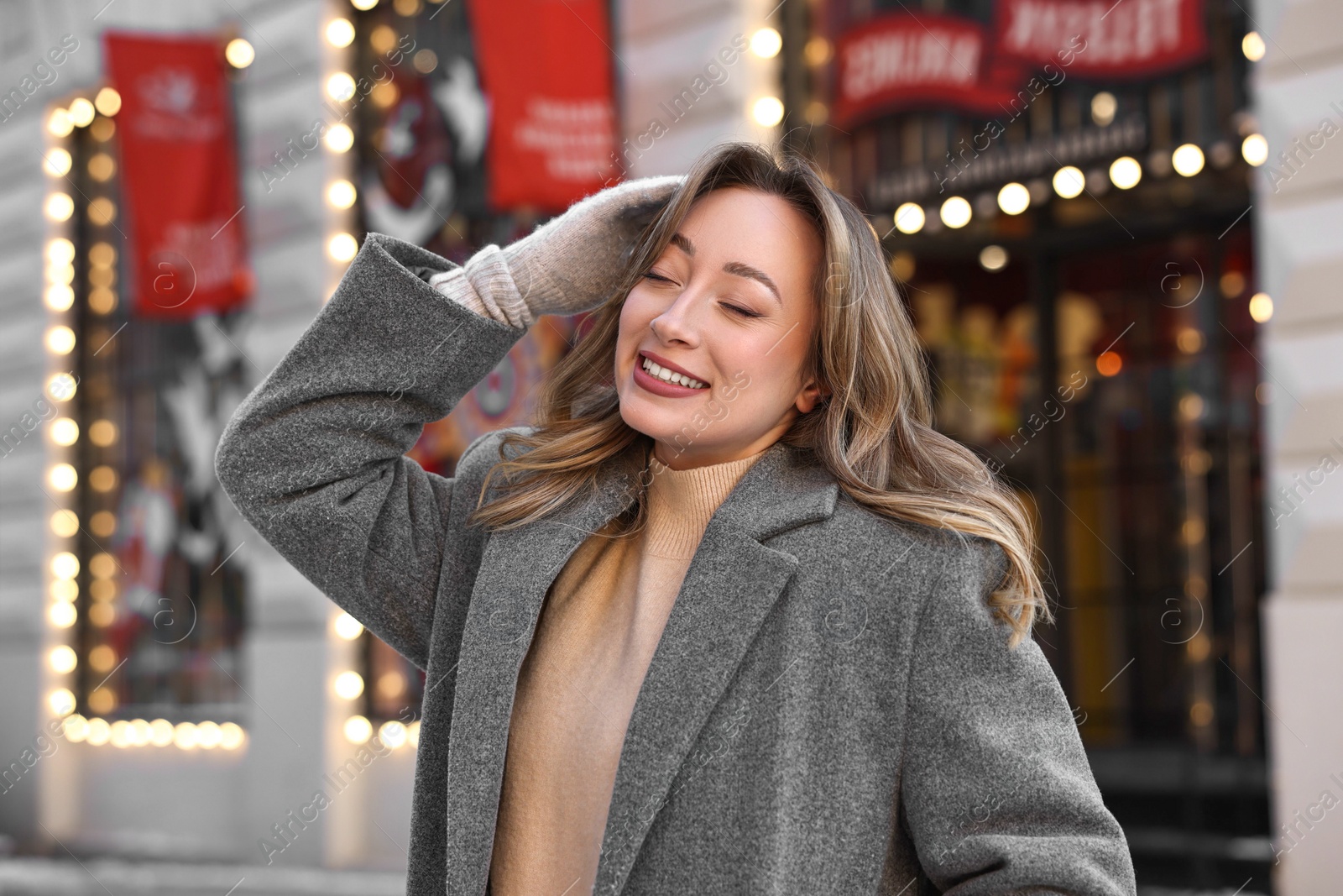 Photo of Portrait of smiling woman on city street in winter