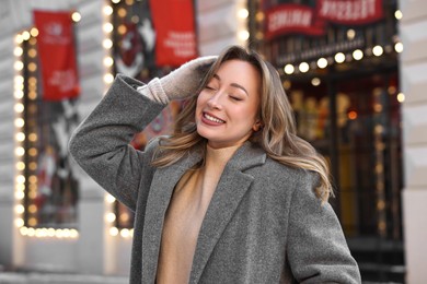 Photo of Portrait of smiling woman on city street in winter