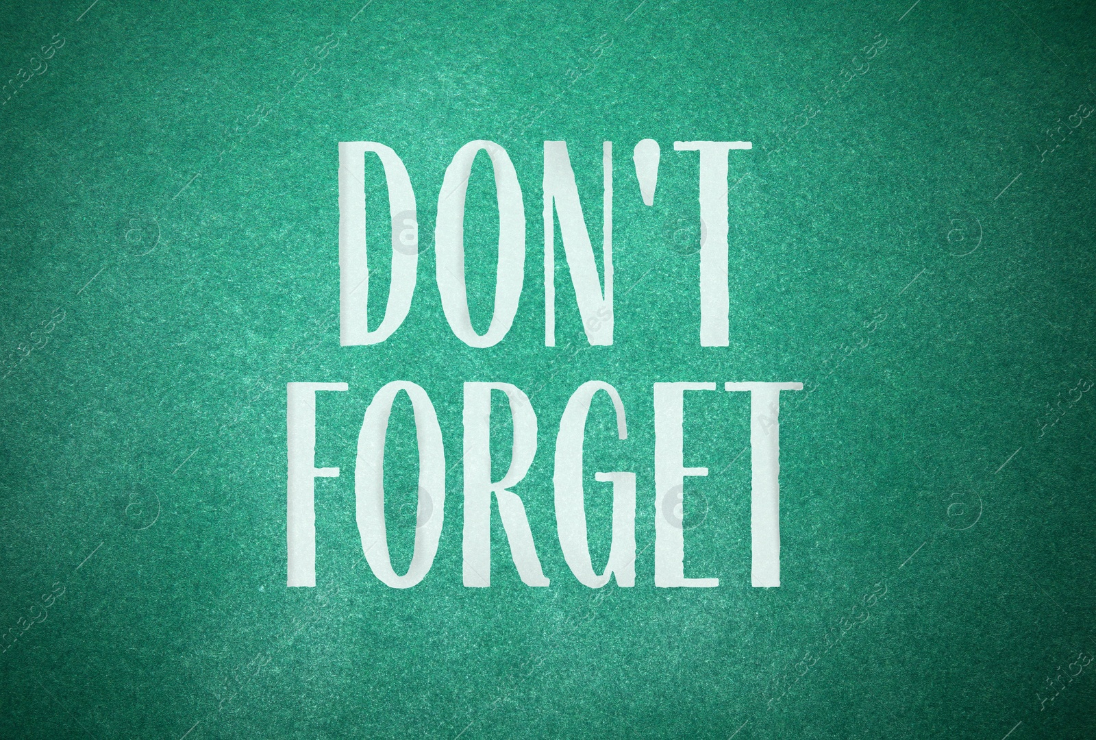 Image of Phrase Don't forget written on green chalkboard