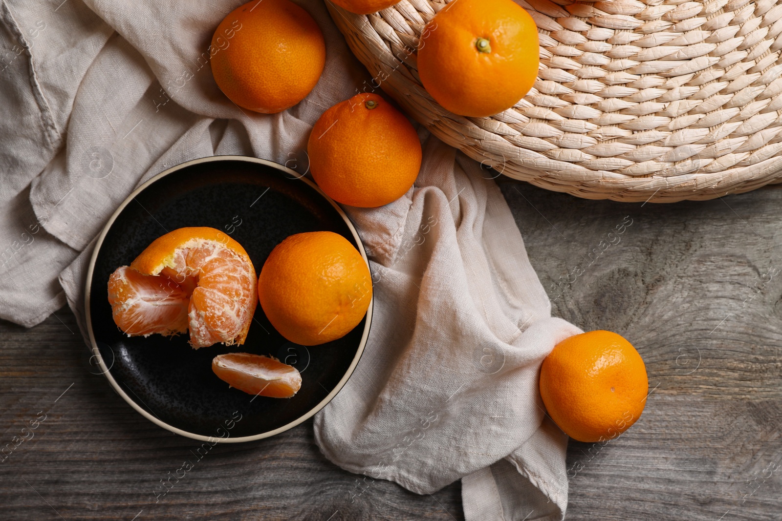 Photo of Many fresh ripe tangerines on wooden table, flat lay