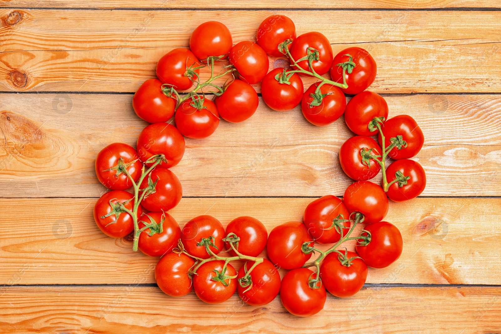 Photo of Frame made of ripe tomatoes on wooden background