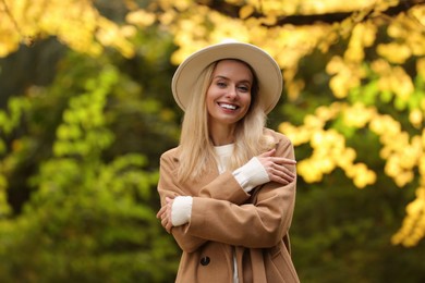 Photo of Portrait of happy woman in autumn park