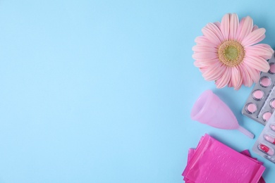 Photo of Flat lay composition with menstrual pads and gerbera flower on color background, space for text. Gynecological care