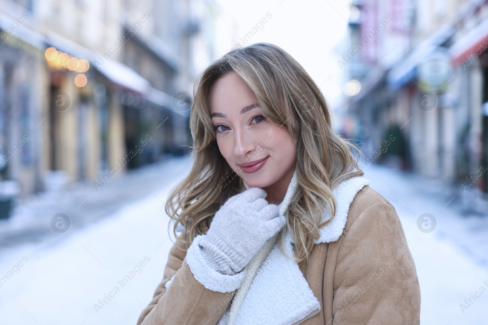 Photo of Portrait of charming woman on city street in winter