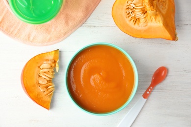 Photo of Flat lay composition with bowl of healthy baby food on light background