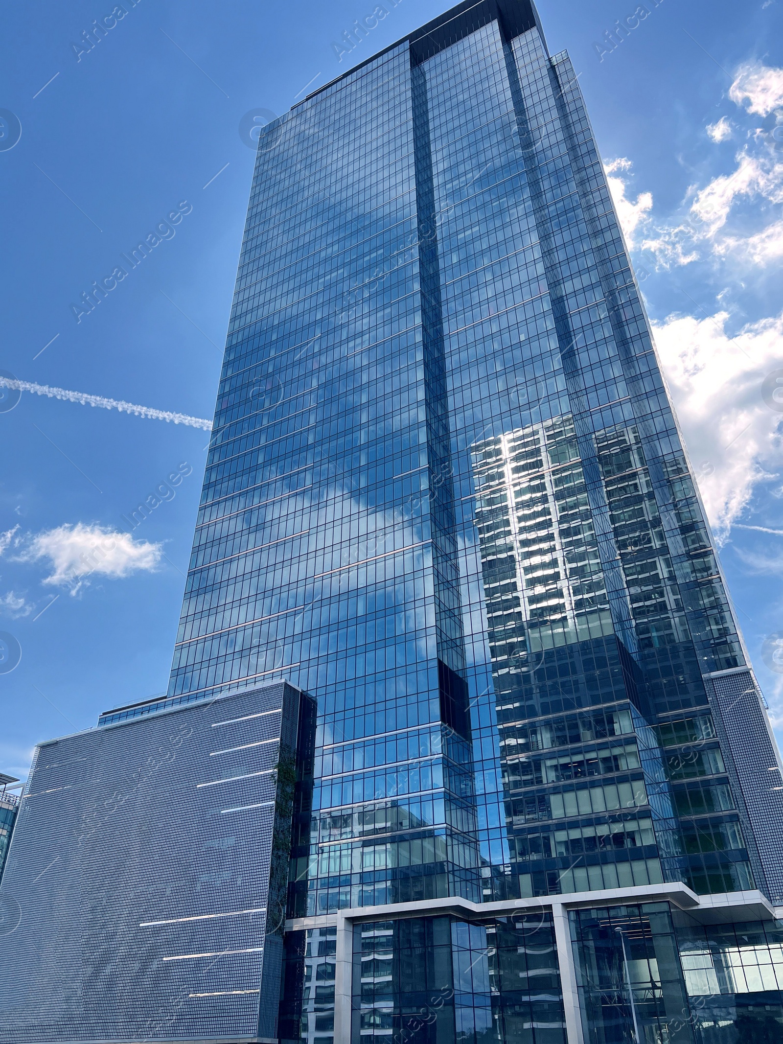 Photo of Beautiful building against blue sky, low angle view