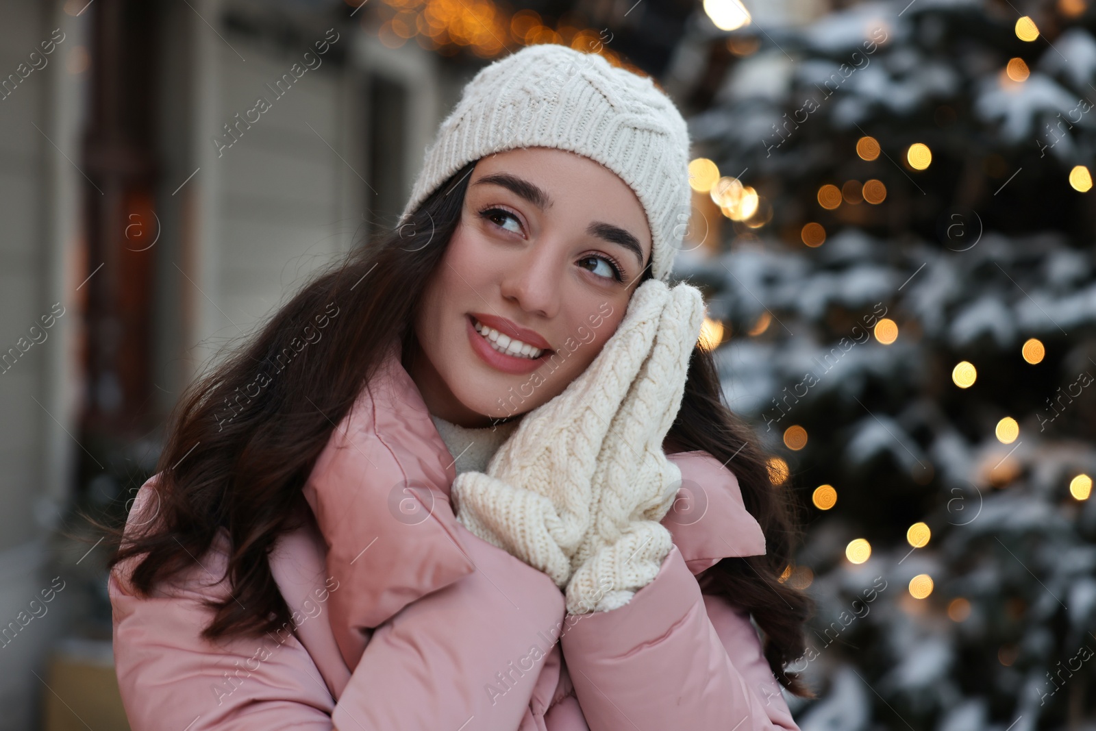 Photo of Portraitsmiling woman on city street in winter