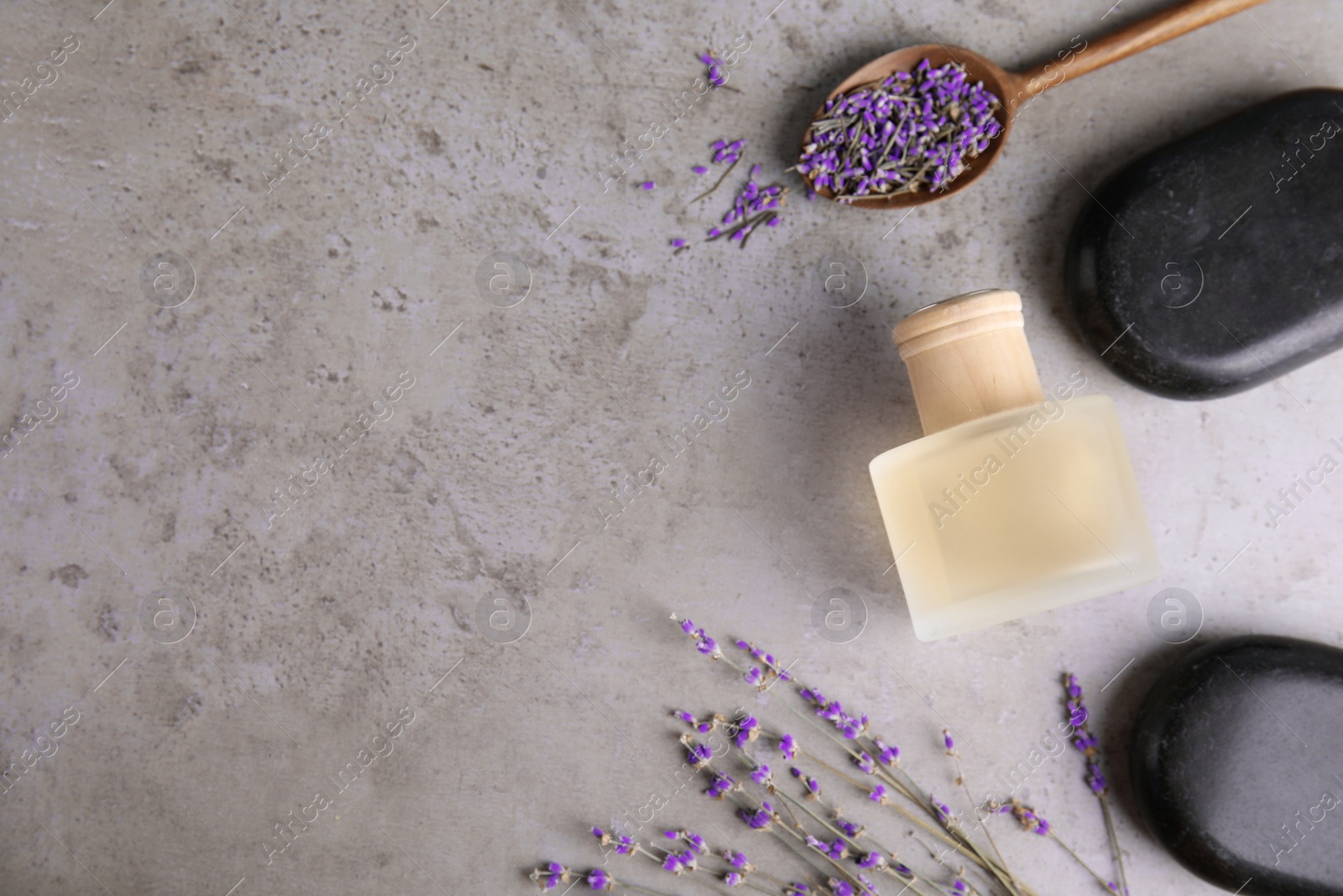 Photo of Flat lay composition with natural herbal oil and lavender flowers on color background. Space for text