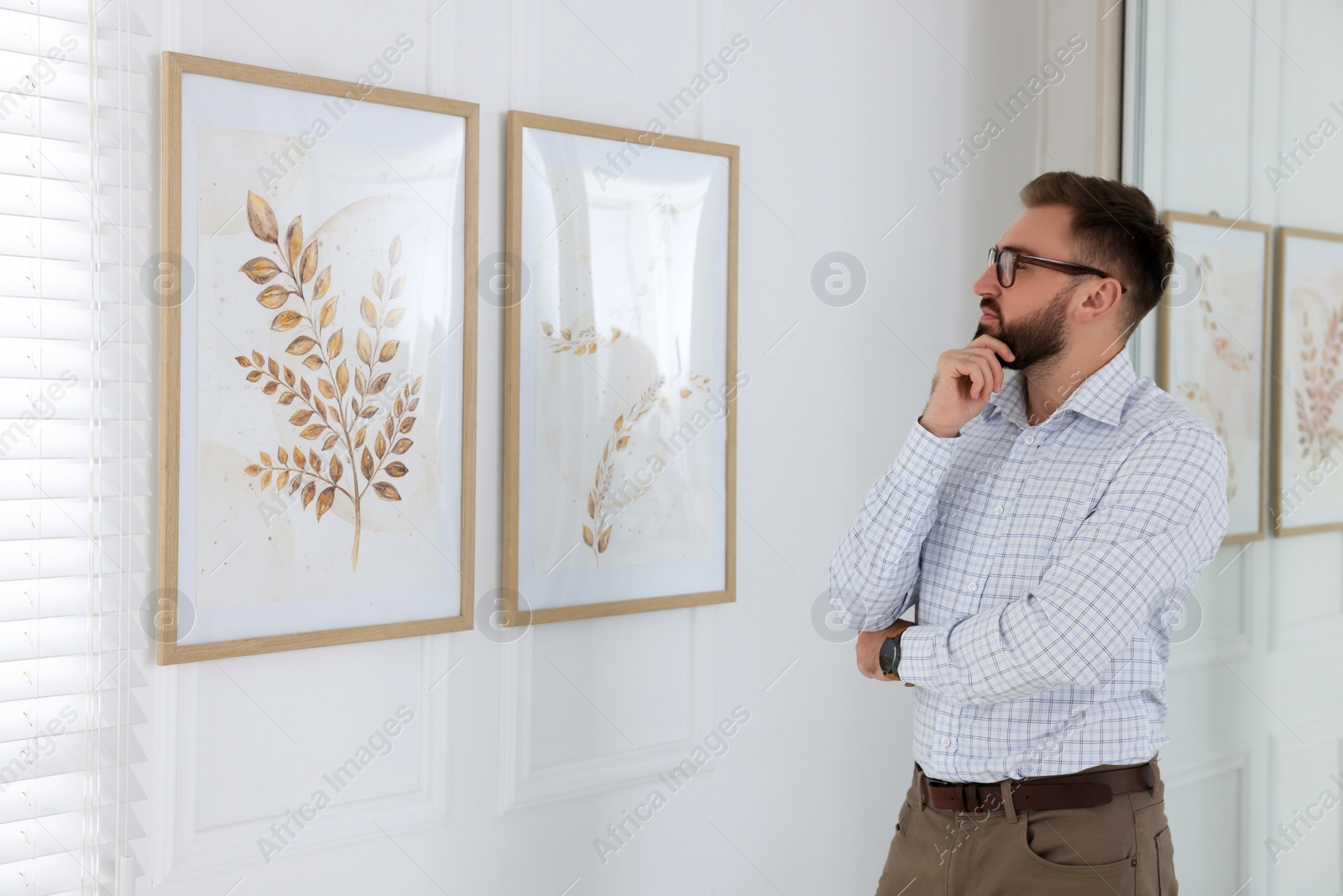 Photo of Thoughtful young man at exhibition in art gallery