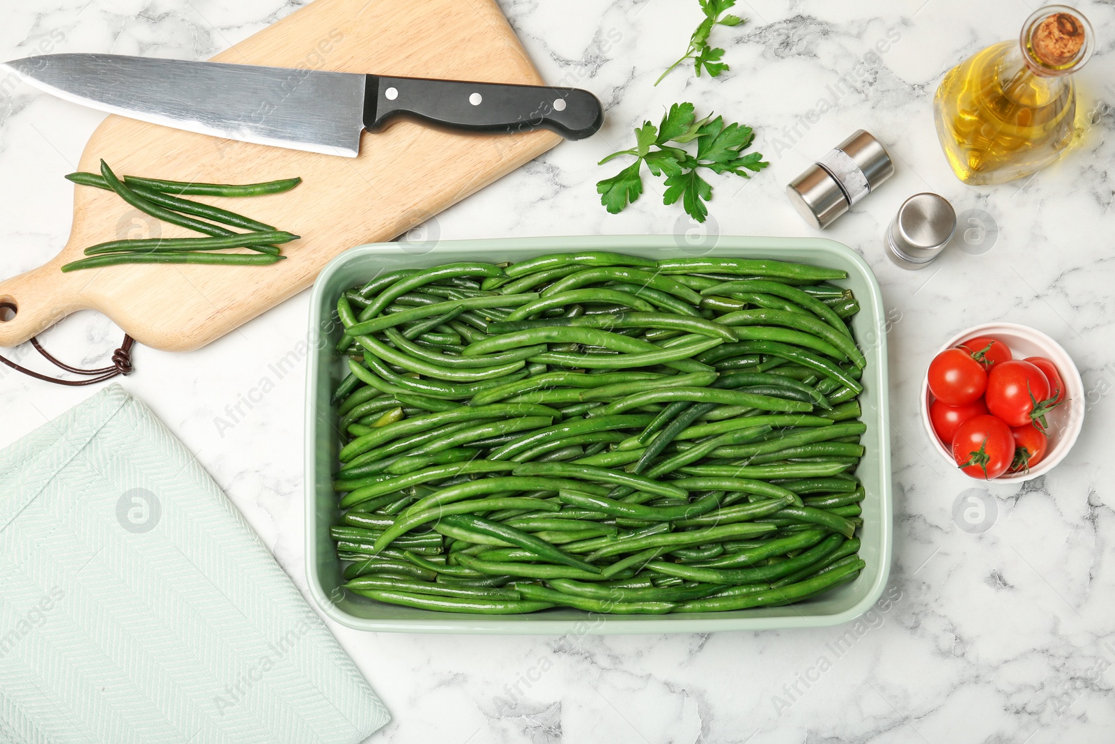 Photo of Dish with tasty green beans on table, top view