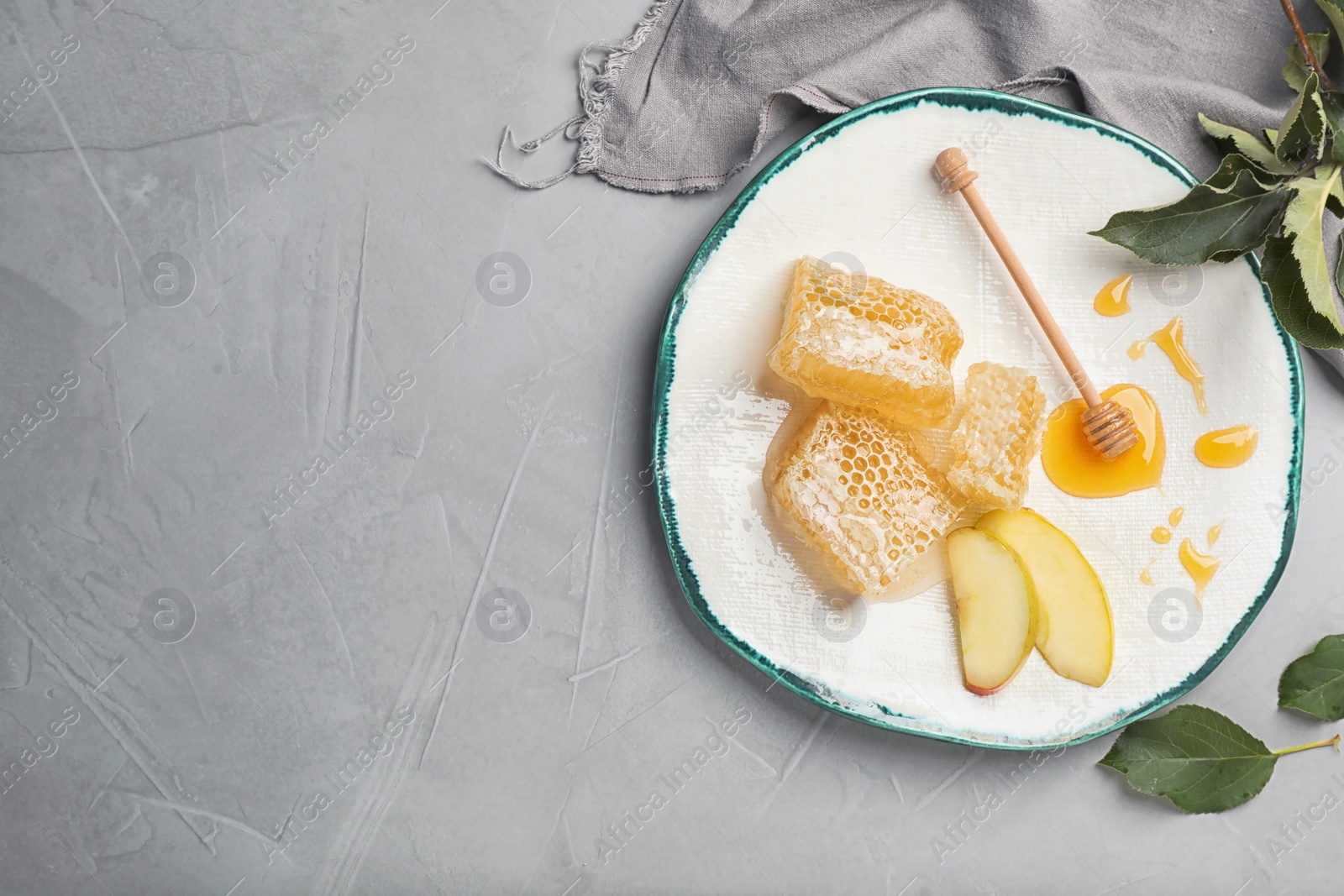 Photo of Flat lay composition with honey, sliced apple, dipper and honeycombs on light background