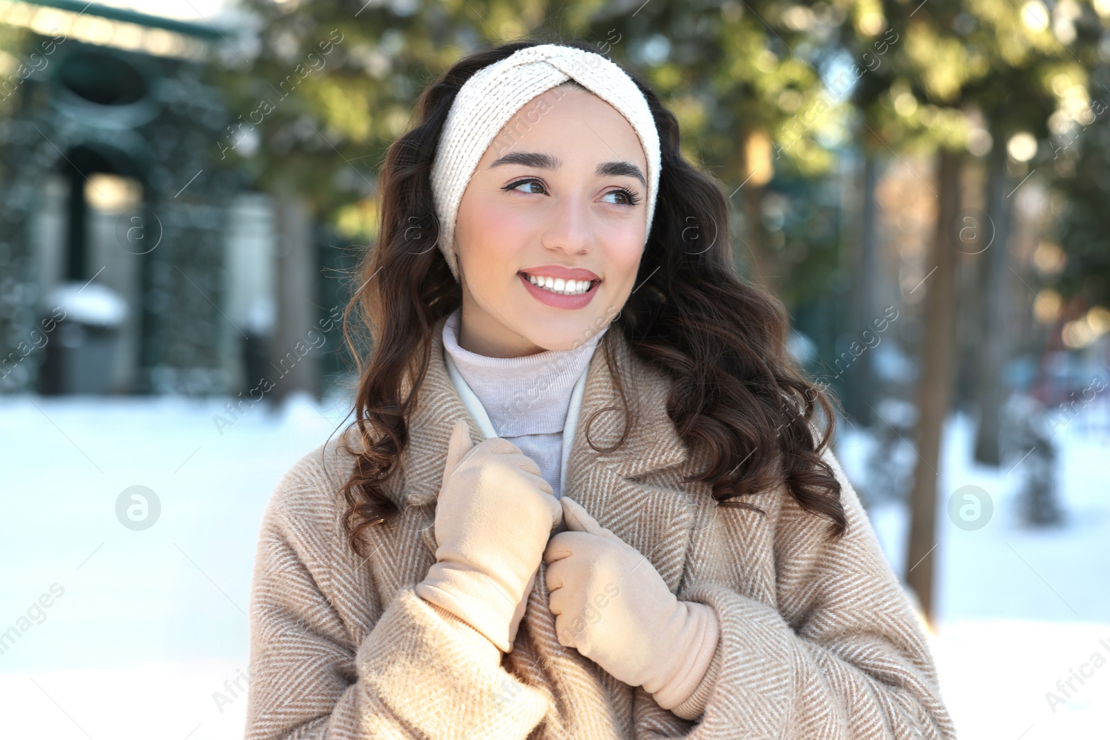 Photo of Portrait of smiling woman in snowy park