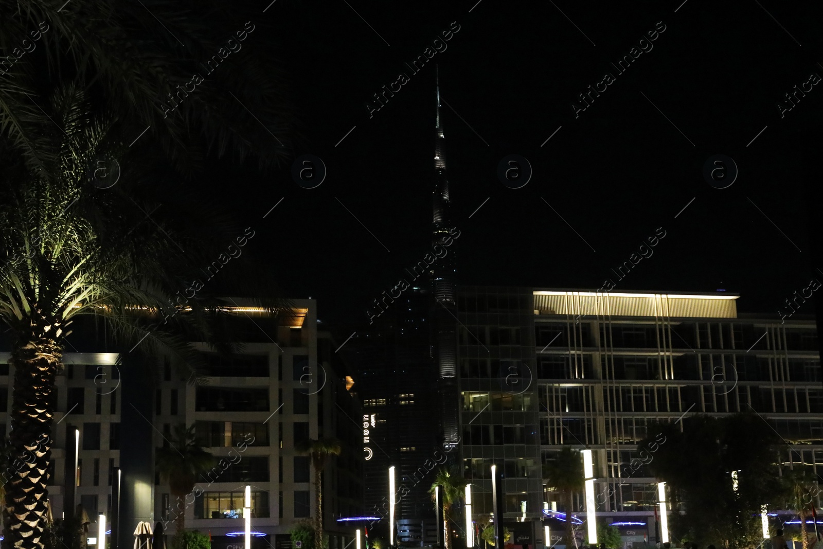 Photo of DUBAI, UNITED ARAB EMIRATES - NOVEMBER 04, 2018: Beautiful view of city street at night