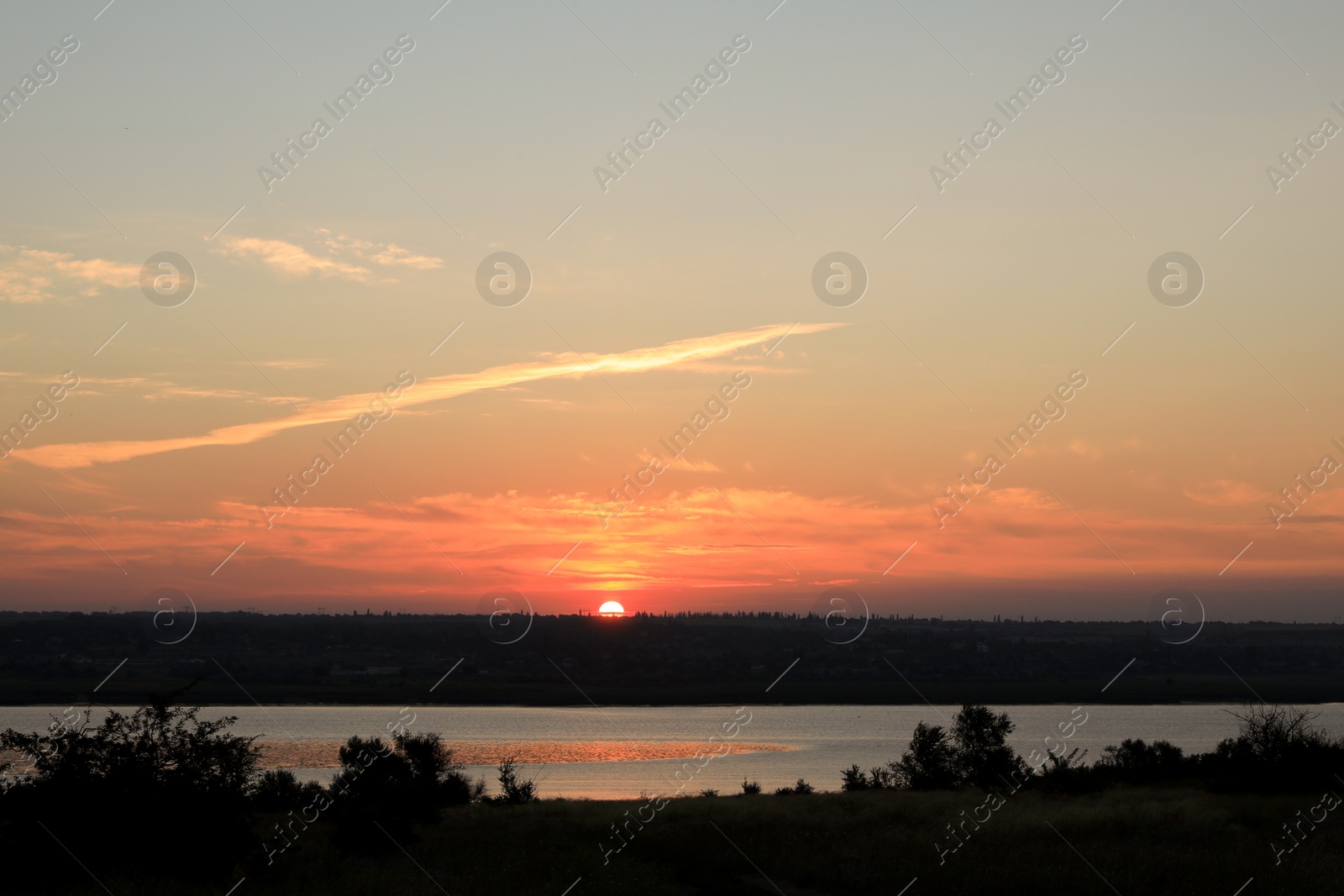 Photo of Picturesque view of beautiful sky over river at sunrise