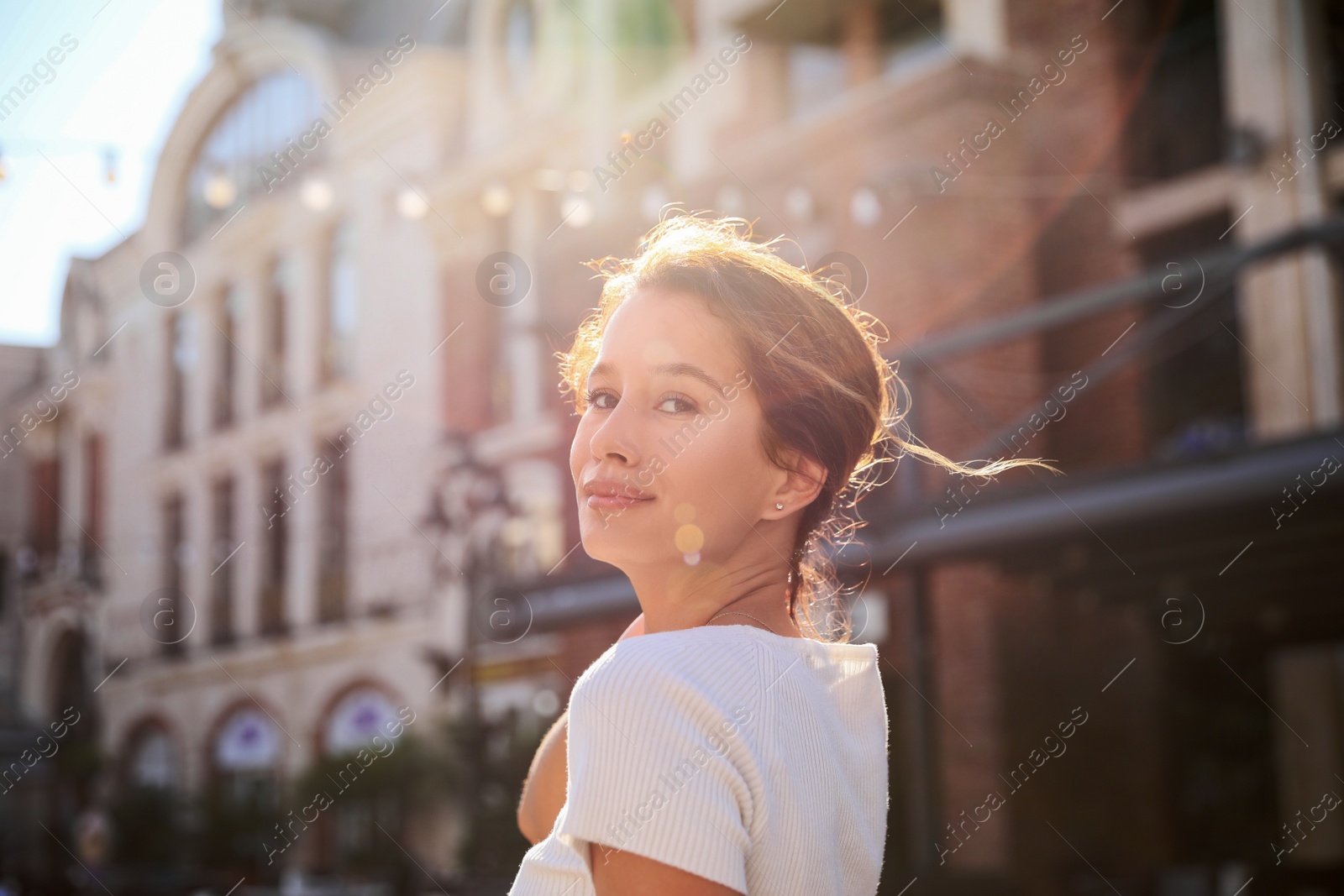 Photo of Portrait of happy young woman outdoors on sunny day