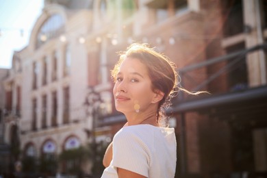 Photo of Portrait of happy young woman outdoors on sunny day