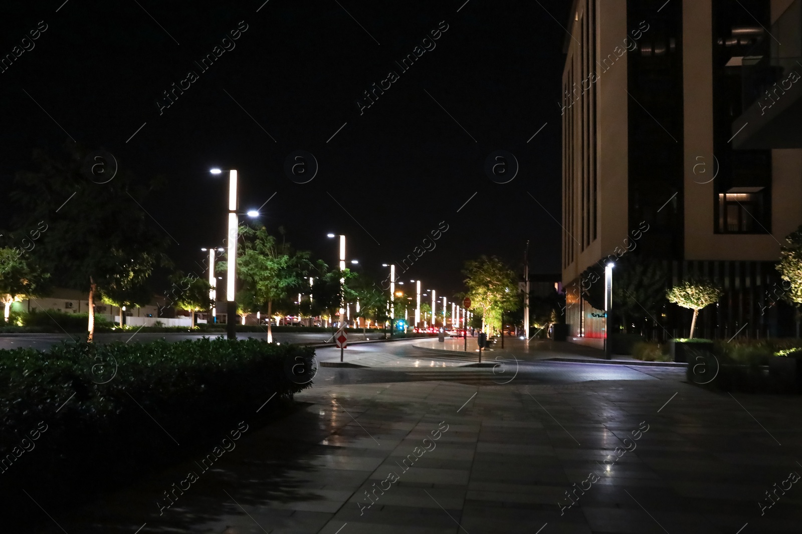Photo of DUBAI, UNITED ARAB EMIRATES - NOVEMBER 04, 2018: Beautiful view of city street at night