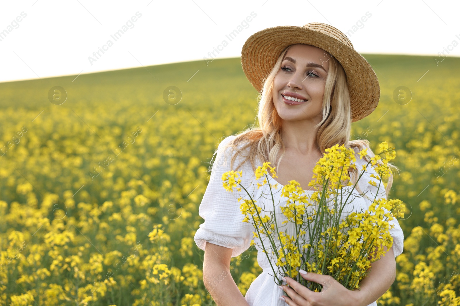 Photo of Portrait of happy young woman in field on spring day