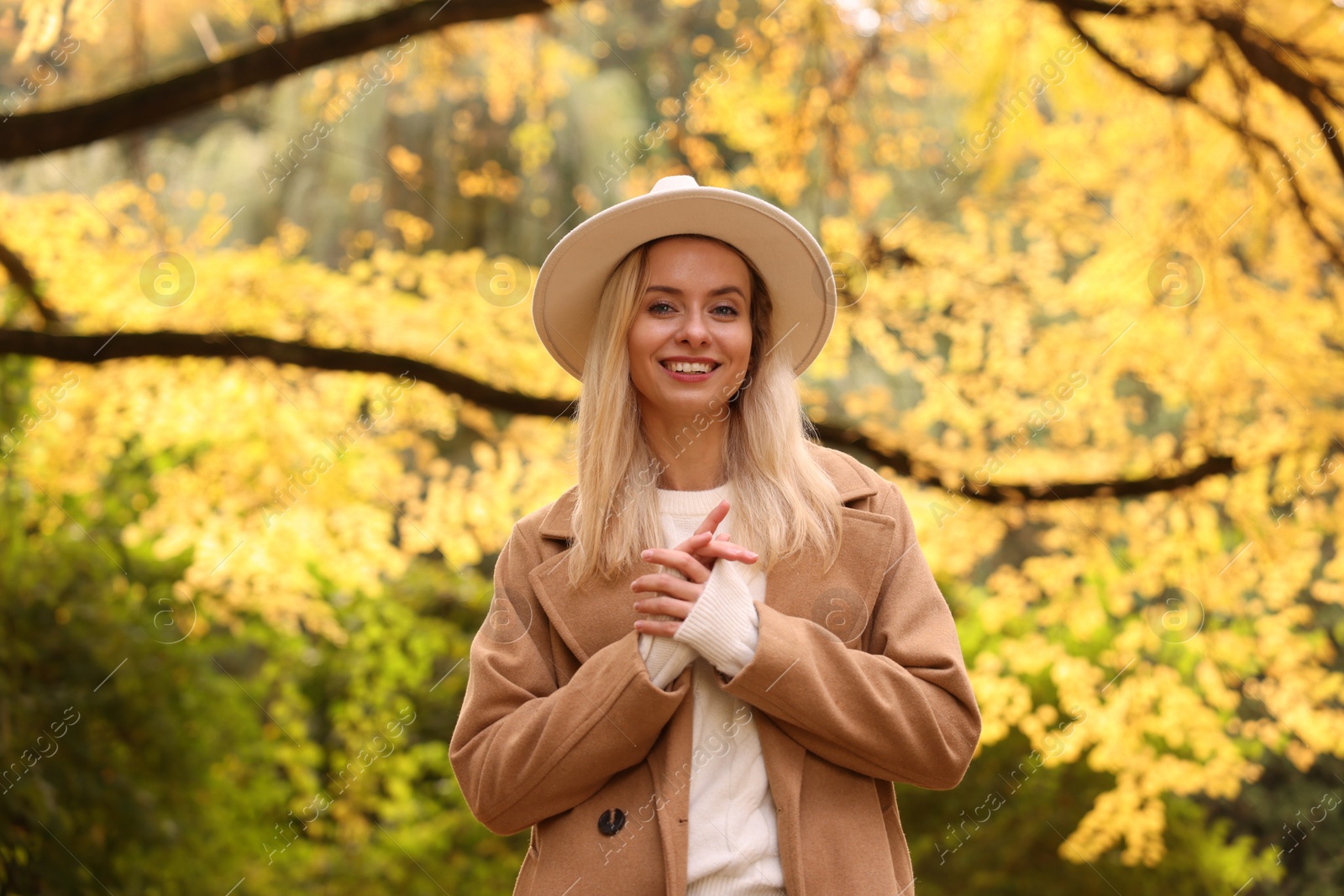 Photo of Portrait of happy woman in autumn park