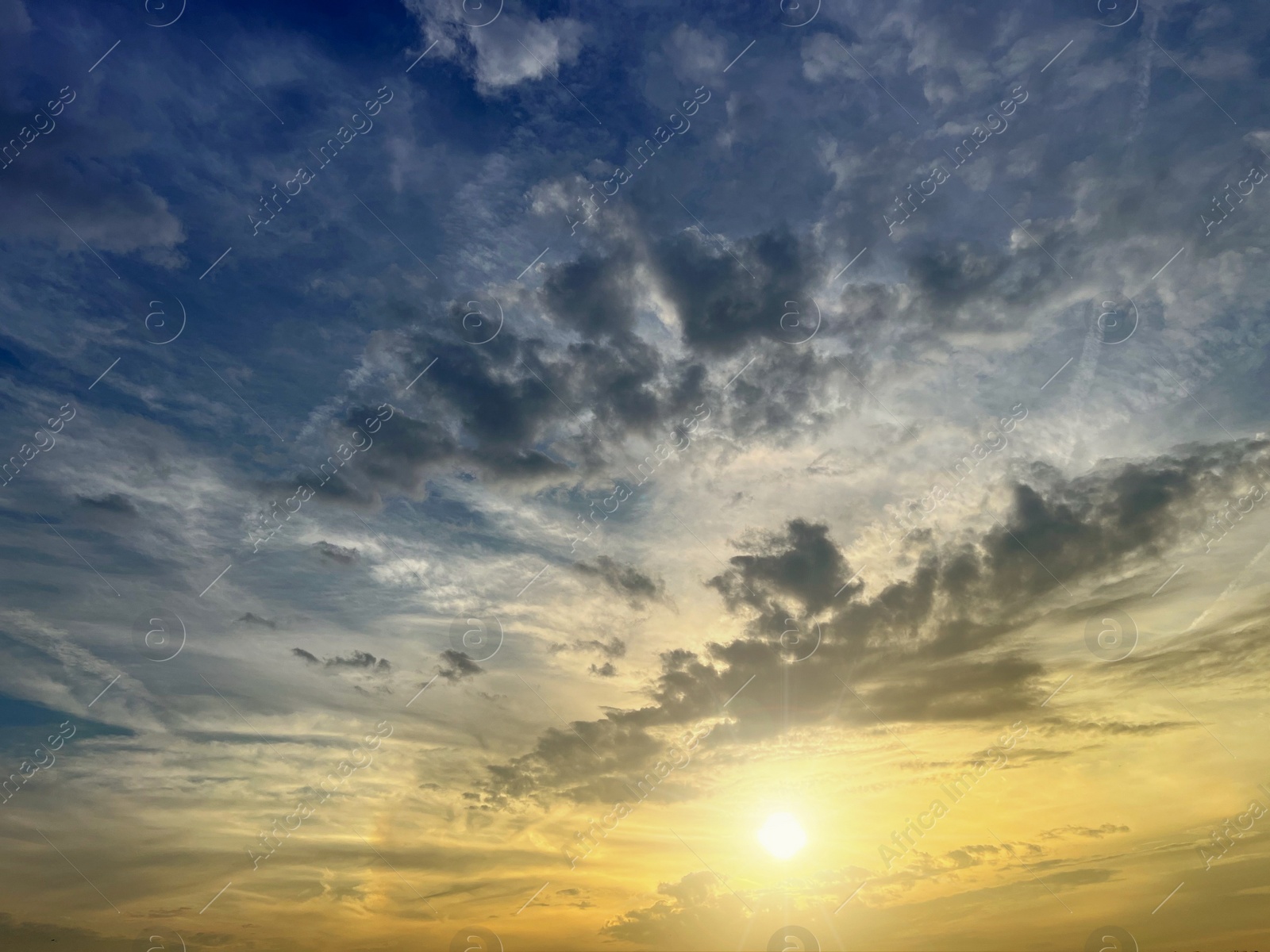 Photo of Beautiful view of sun in cloudy sky during sunset