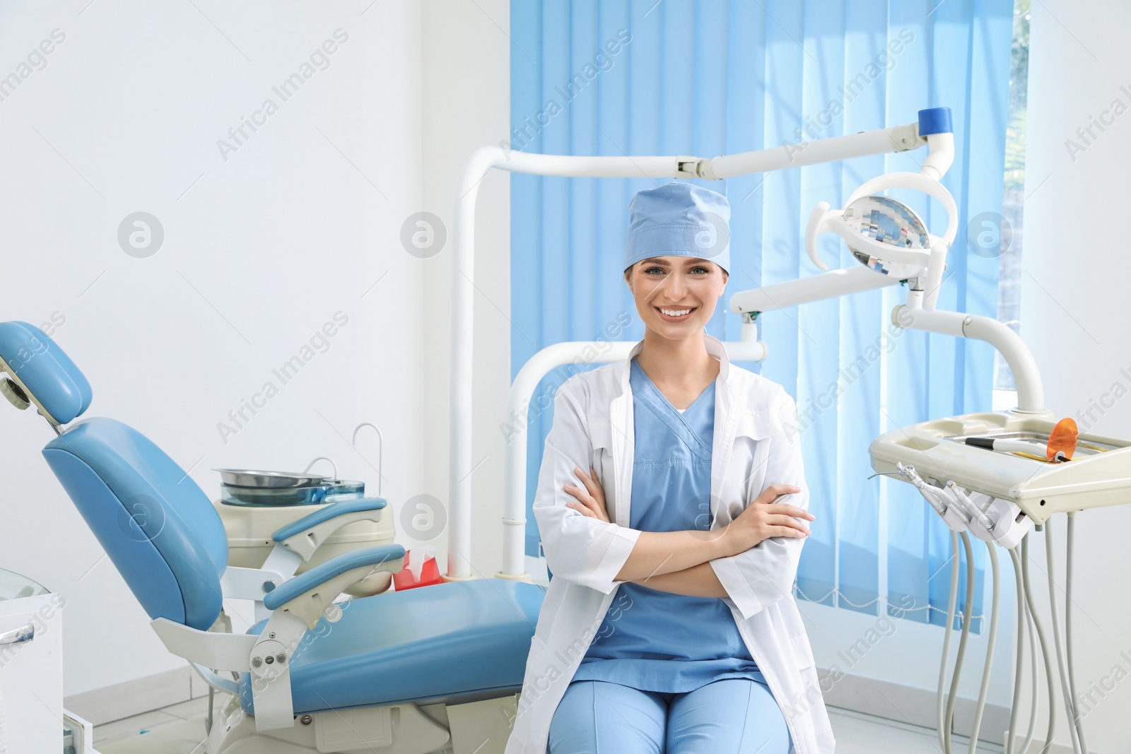 Photo of Portrait of professional dentist at workplace in clinic