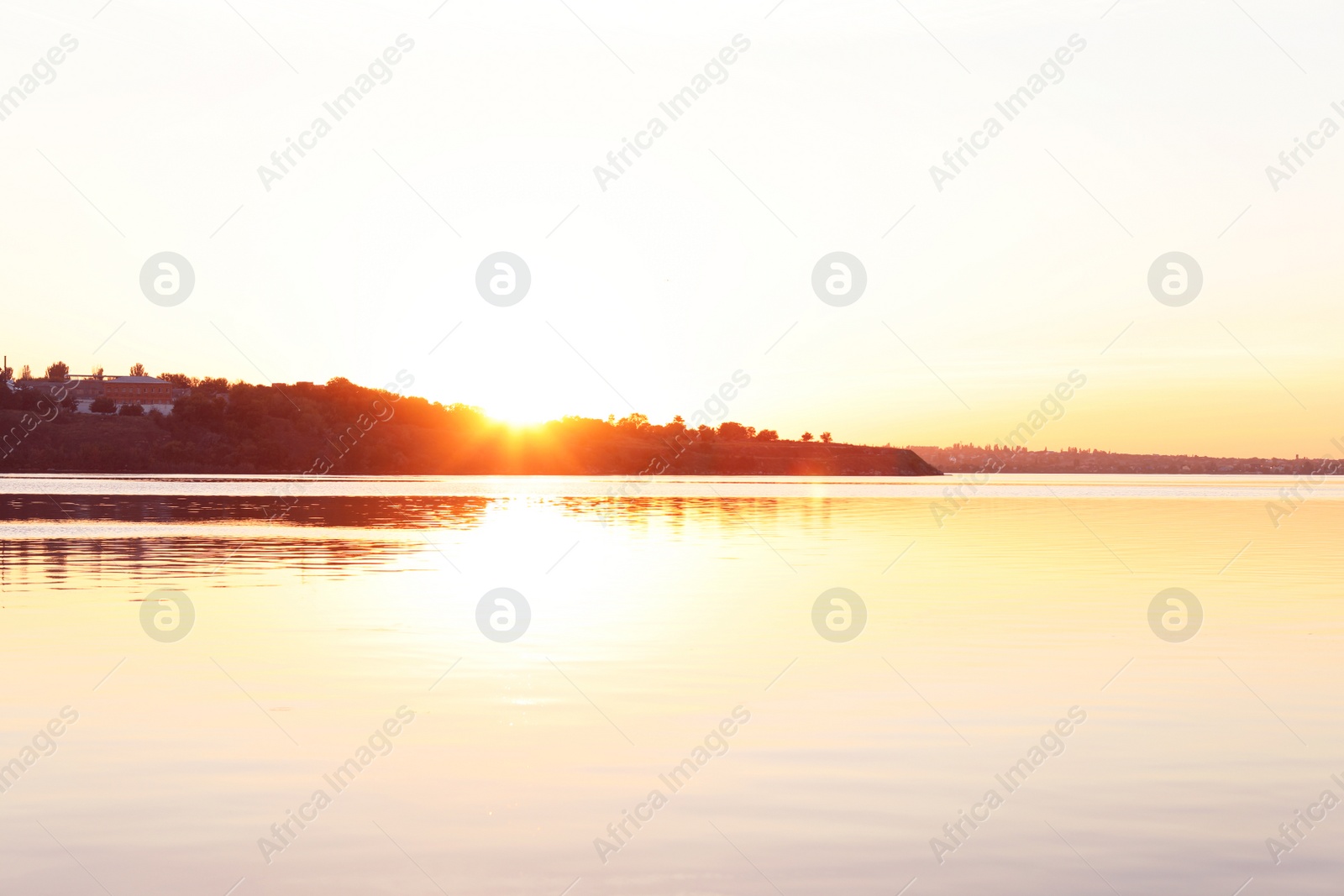 Photo of Picturesque view of beautiful sunset on riverside