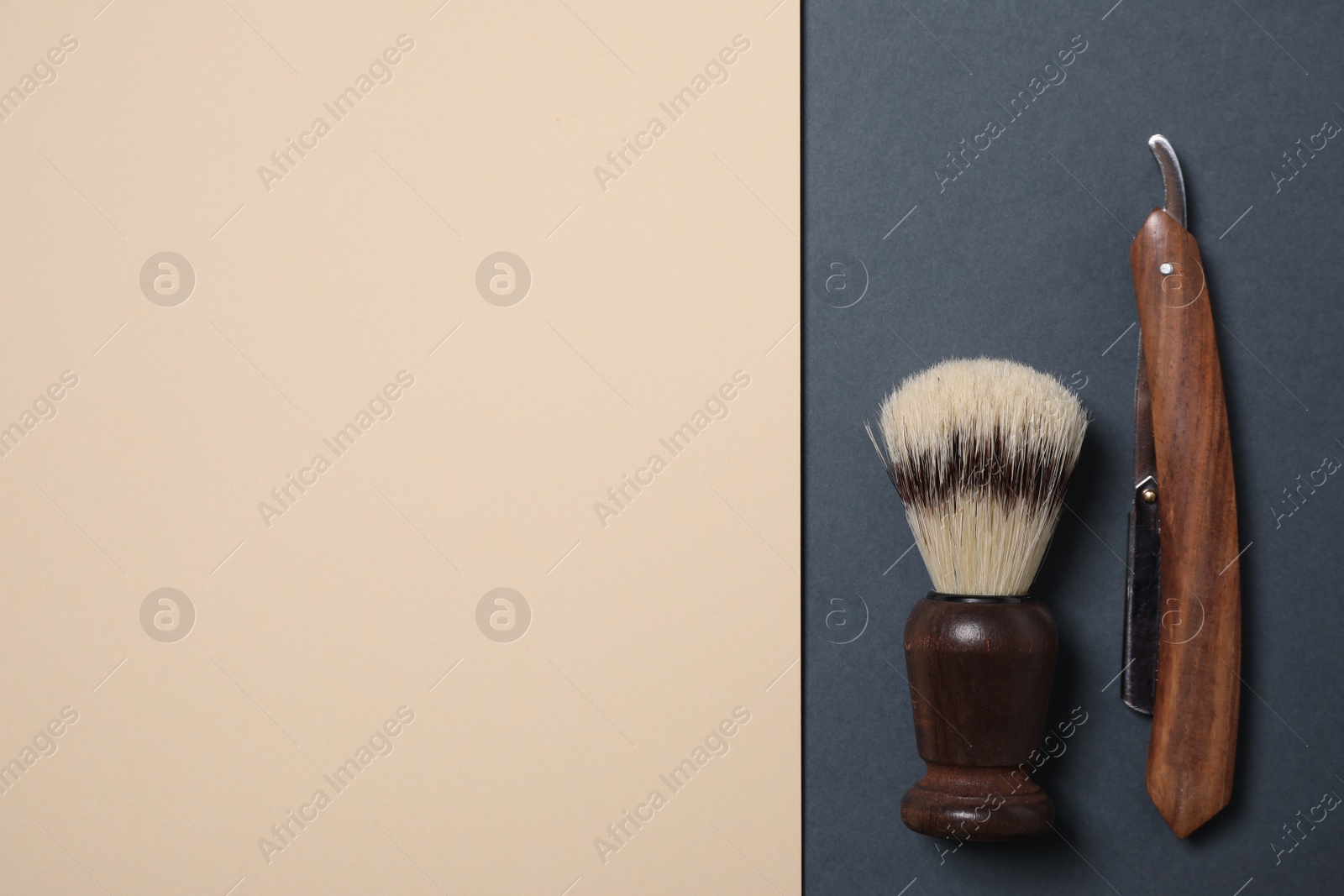 Photo of Shaving brush and straight razor on color background, flat lay. Space for text