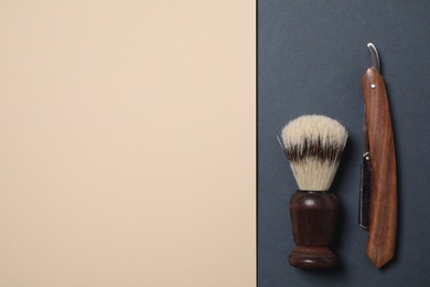 Photo of Shaving brush and straight razor on color background, flat lay. Space for text