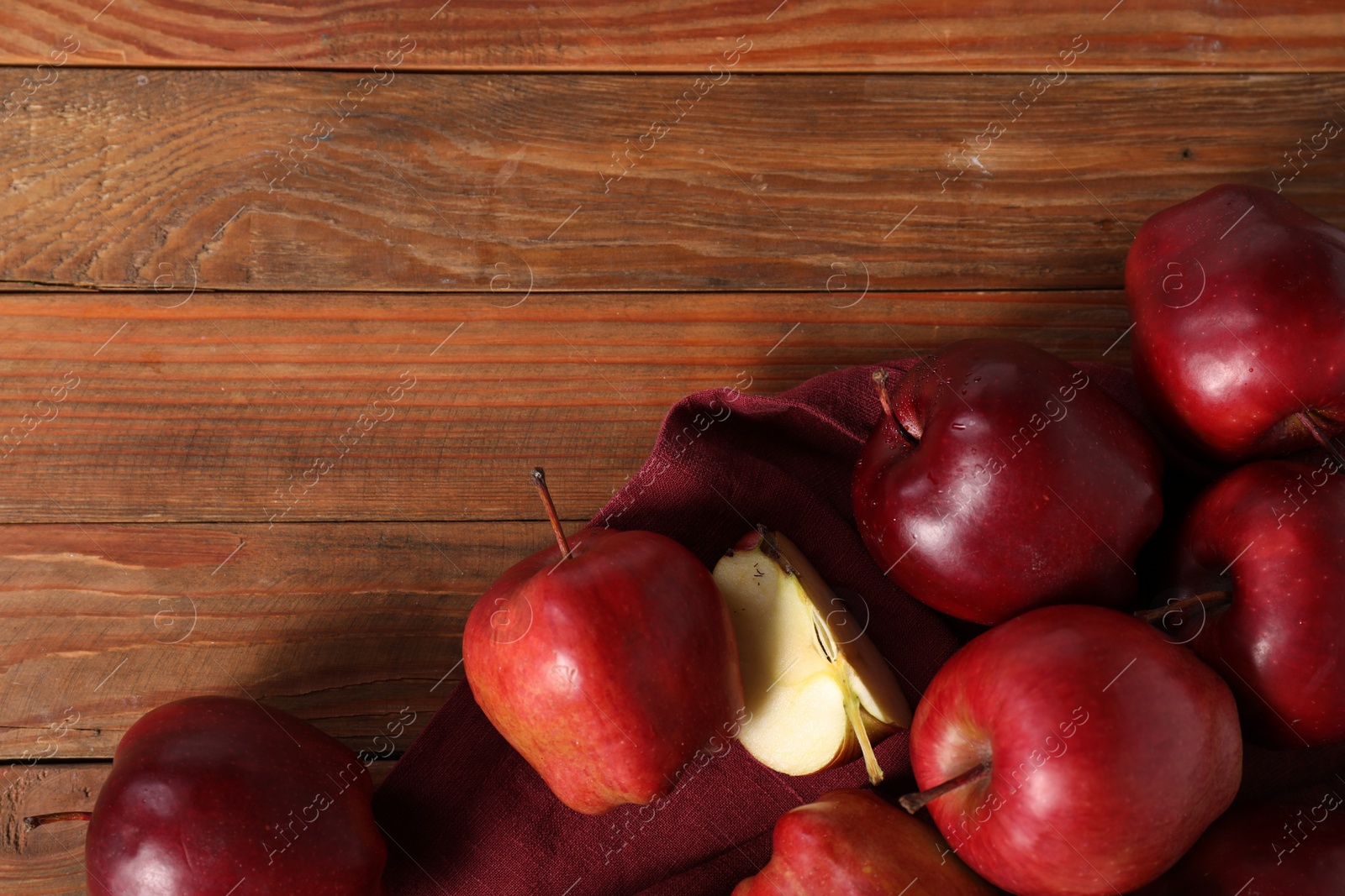 Photo of Fresh ripe red apples on wooden table, flat lay. Space for text