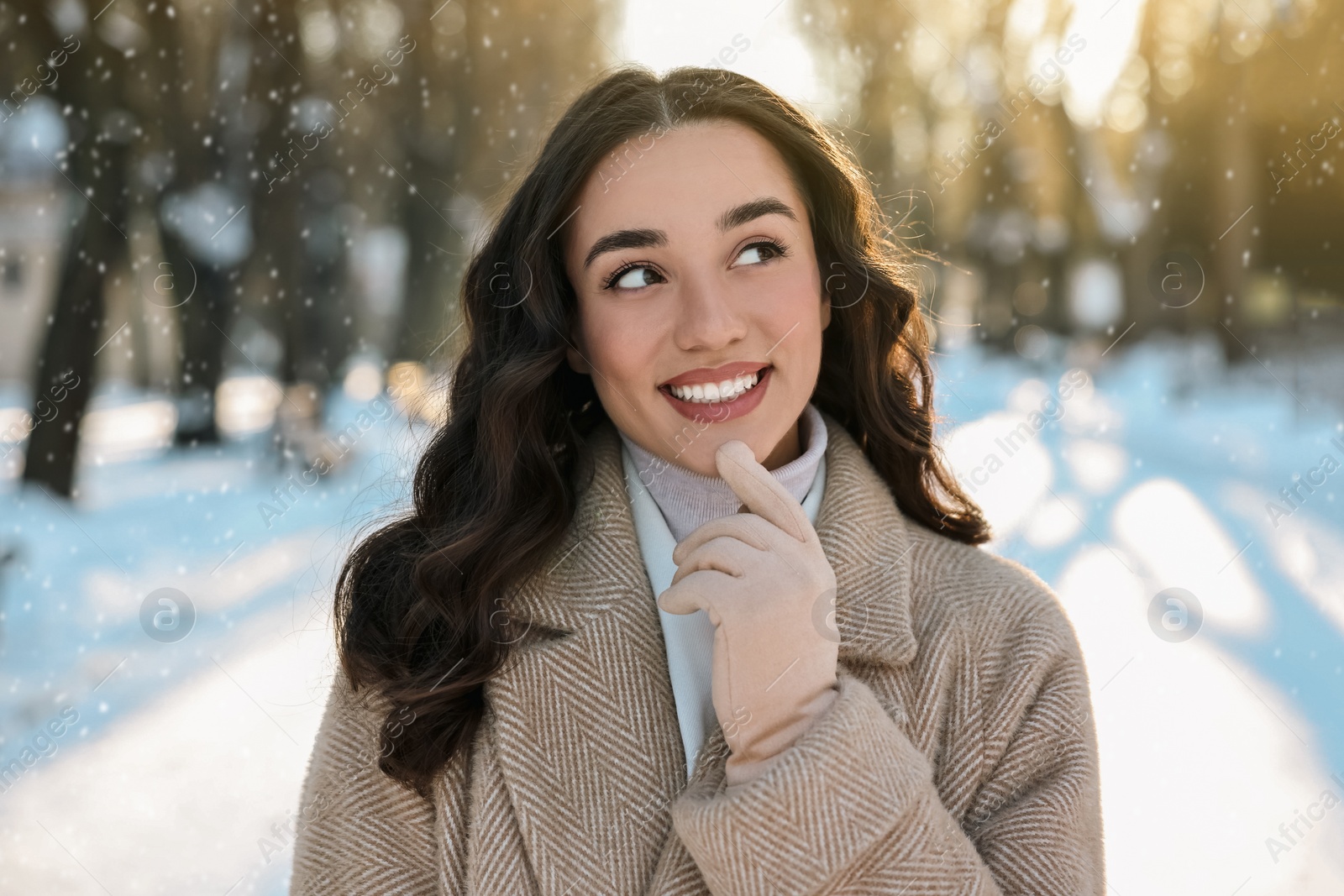 Photo of Portrait of smiling woman in winter snowy park