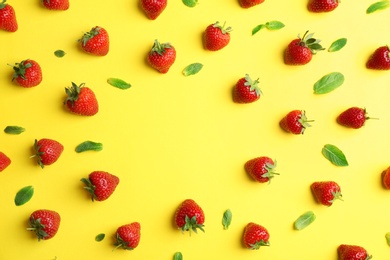 Photo of Flat lay composition with with tasty ripe strawberries and mint on color background