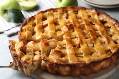 Fresh traditional apple pie on table, closeup