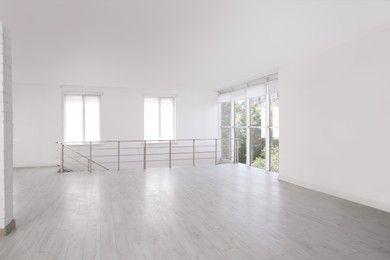 Empty room with windows and laminated floor