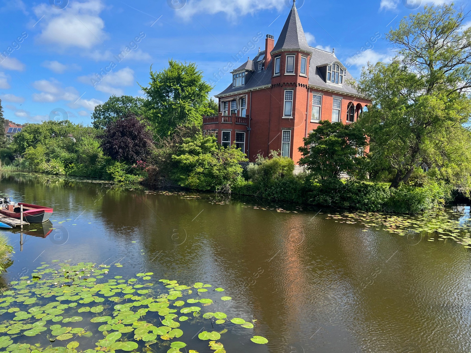 Photo of Beautiful view of house near river on sunny day