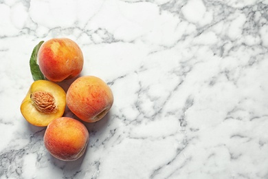 Flat lay composition with ripe peaches on marble background