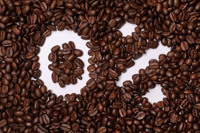 Photo of 0 percent in coffee beans on white background, top view. Decaffeinated drink