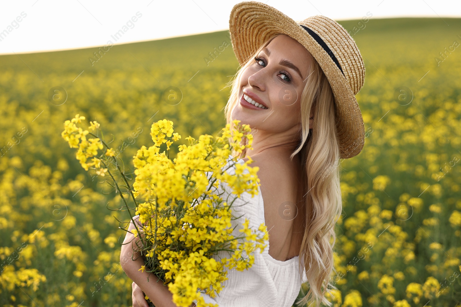 Photo of Portrait of happy young woman in field on spring day