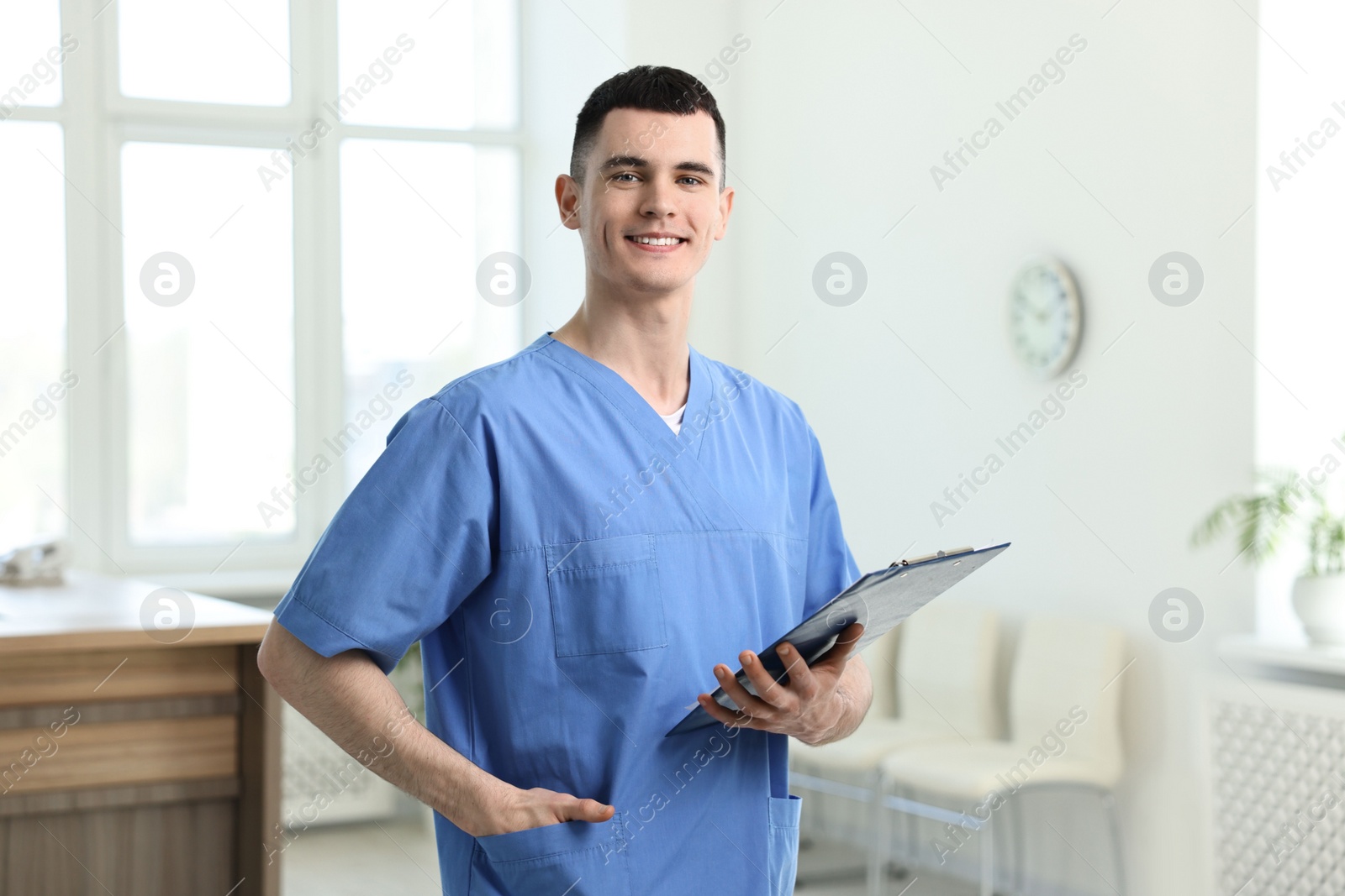 Photo of Portrait of smiling medical assistant with clipboard in hospital