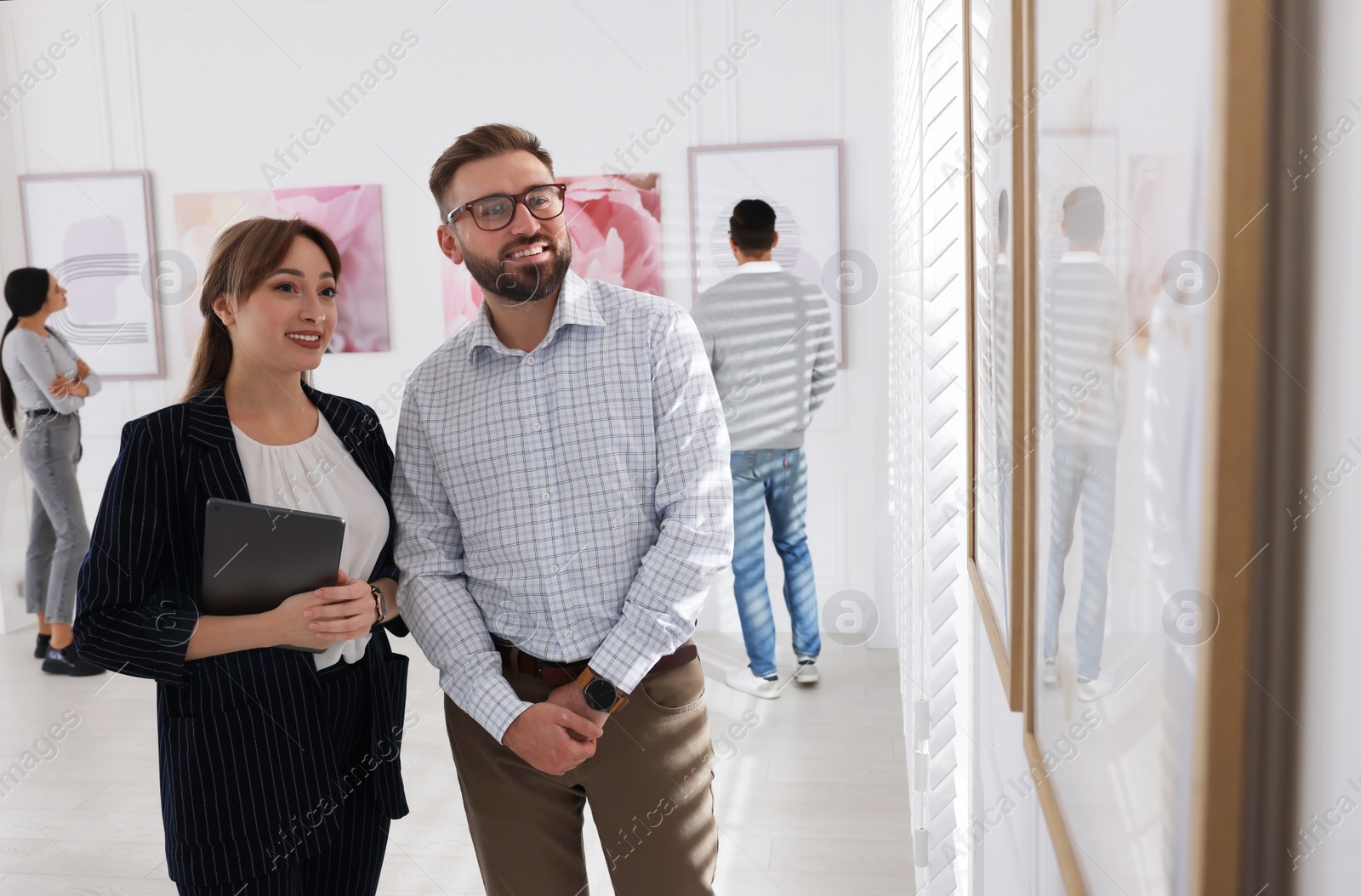 Photo of Happy couple at exhibition in art gallery