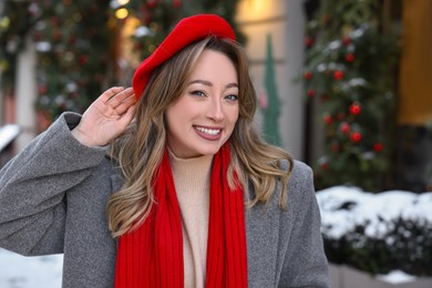 Photo of Portrait of smiling woman on city street in winter