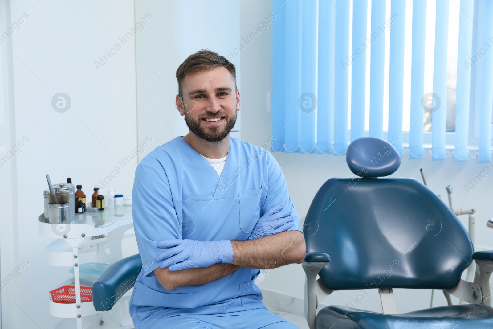 Photo of Portrait of professional dentist at workplace in clinic