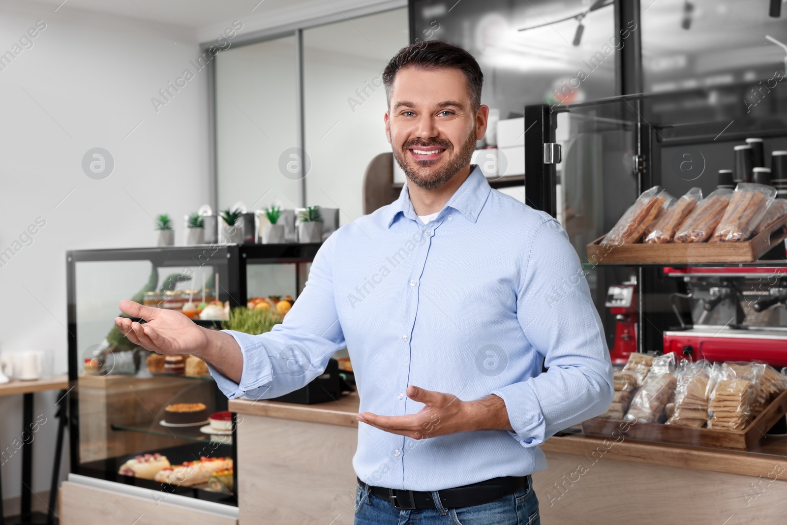 Photo of Portrait of happy business owner in his cafe