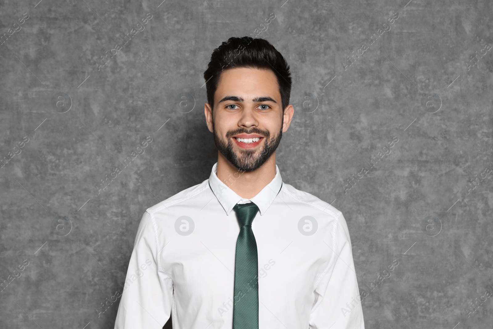 Photo of Portrait of confident businessman smiling on grey background